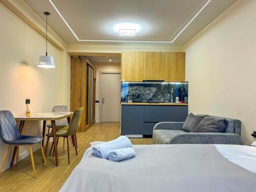 古多里New Gudauri F4的一间设有床和桌子的房间和一个鱼缸