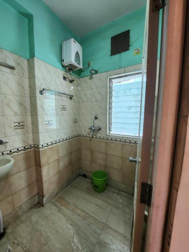 ĀsansolHotel Priyanka International的一间带卫生间、水槽和窗户的浴室