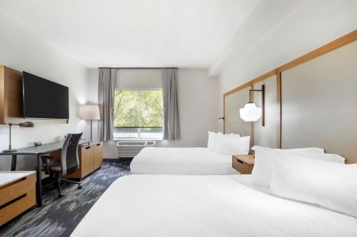 布恩布恩费尔菲尔德套房酒店的酒店客房配有两张床和一张书桌