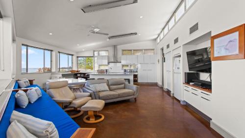 科芬贝沃尔什度假屋的一间带蓝色沙发的客厅和一间厨房