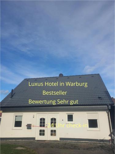 瓦尔堡Mülller-Luxus-Hotel Warburg的上面有标志的建筑