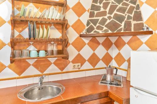 弗里希利亚纳Casita Frigiliana的厨房配有水槽和台面