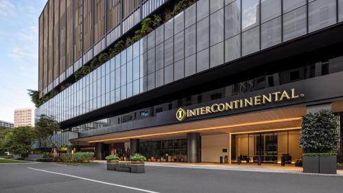 新加坡InterContinental Singapore Robertson Quay, an IHG Hotel的带有国际读物标志的办公楼