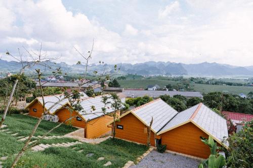 木州县Avatar Homestay & Coffee - Mộc Châu的一组背景为山脉的建筑