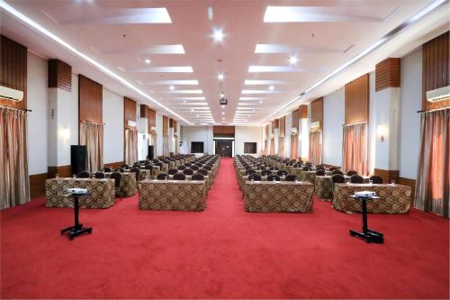 北加浪岸北加浪岸达法姆酒店的大房间设有椅子和红地毯