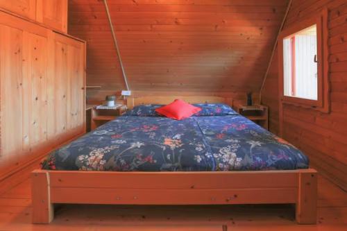 佐尔尼耶戈迪Pravlca (Fairytale Cottage)的小木屋内一间卧室,配有一张床