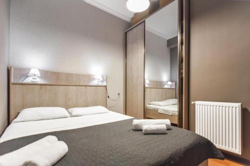 第比利斯Chugurety 502 Rooming的一间卧室设有一张大床和一个大镜子