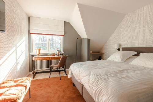 欧迪尼斯Villa Monceau的一间卧室配有一张床和一张书桌