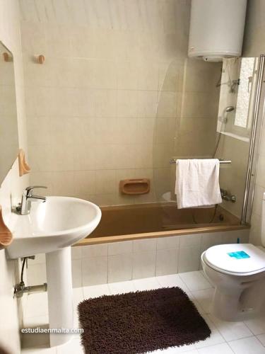 Is-SwieqiEEM Only Girls Student Residence的浴室配有盥洗盆、卫生间和浴缸。
