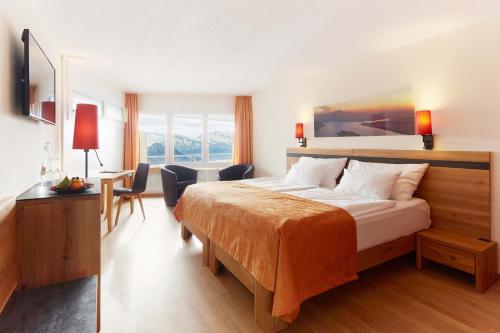 瑞吉卡尔巴德瑞吉卡尔巴德瑞士优质酒店的配有一张床和一张书桌的酒店客房