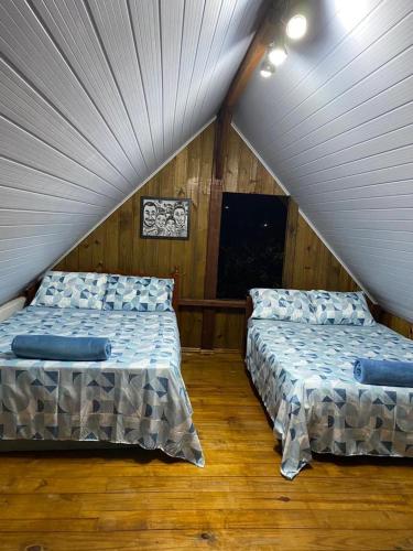 邦比尼亚斯cabana canto da maré的带2张床的阁楼客房