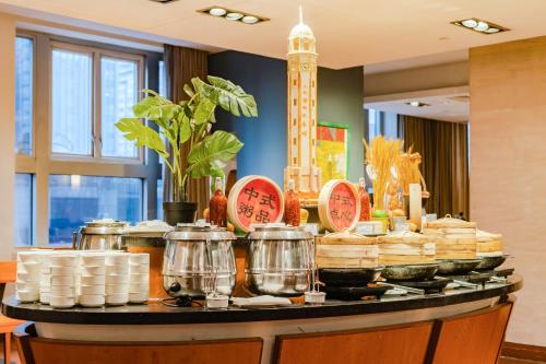 重庆重庆解放碑帝晶酒店的自助餐,包括餐桌上的锅和平底锅