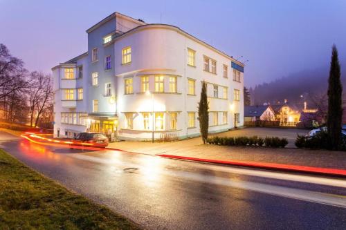 坦瓦尔德格兰德酒店的夜行的街道上一座白色的大建筑