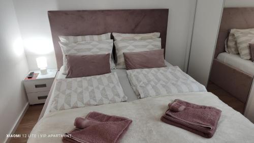 雅戈丁那VIP Apartment的一间卧室配有两张带毛巾的床