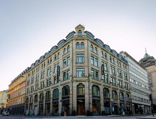 奥斯陆奥斯陆城市之盒酒店的街道拐角处的大建筑