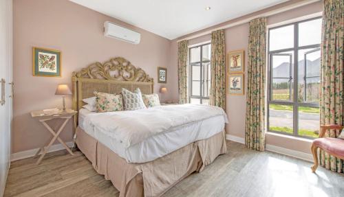 弗朗斯胡克Le Bourgette的一间卧室设有一张大床和两个窗户。