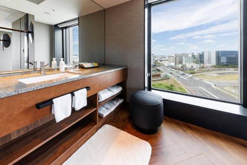 东京Hotel Metropolitan Tokyo Haneda - 2023-10-17 Grand Opening的一间带水槽和大窗户的浴室