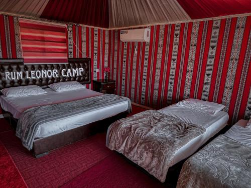 瓦迪拉姆RUM LEONOR CAMP的红色和白色条纹间内的两张床