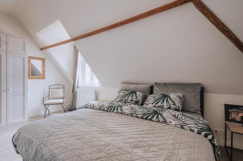 伊普尔Amazing 2 ROOMS design apartement Loft的一间卧室,卧室内配有一张大床