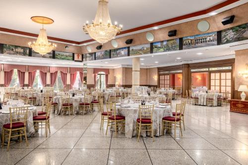 雷阿尔城Exe Doña Carlota的宴会厅配有白色的桌椅