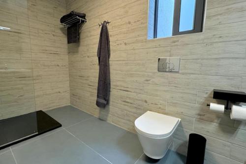 梅利哈Lux Sea&Country Views with Pool的一间带白色卫生间的浴室和窗户。