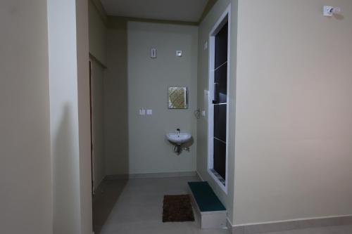 卡尔佩特塔Wayanad regal residency的客房内设有带水槽和卫生间的浴室