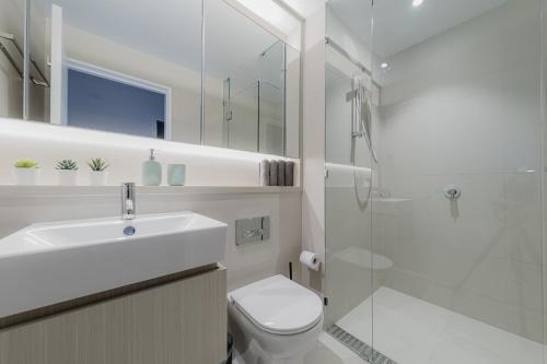 悉尼Modern 2 Bedroom Apartment Darling Square的一间带水槽、卫生间和淋浴的浴室