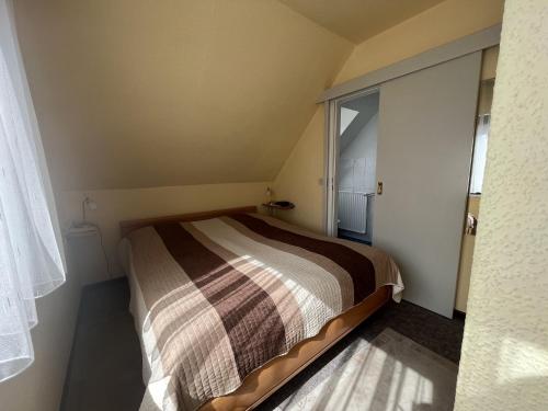 宁多夫STOE 14a Gästehaus Iden, App 3的一个小房间的小床,设有窗户