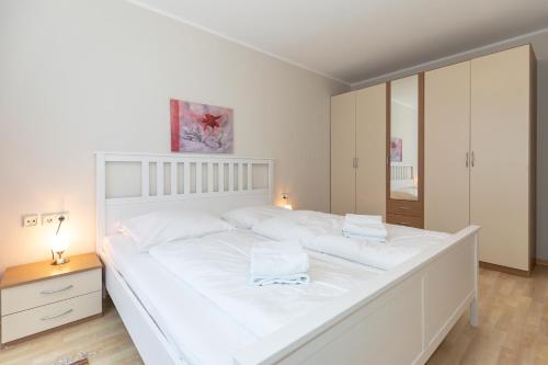 奥斯赛拜-屈隆斯博恩Haus Mecklenburg的一张白色的大床,带两条毛巾
