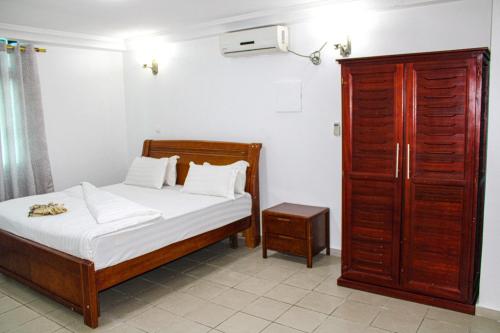 杜阿拉Residence Blue Sky的一间卧室配有一张床和一个梳妆台