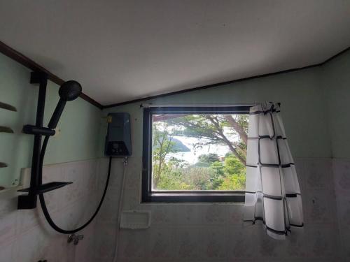 皮皮岛皮皮岛景观酒店的带淋浴的浴室,带窗户
