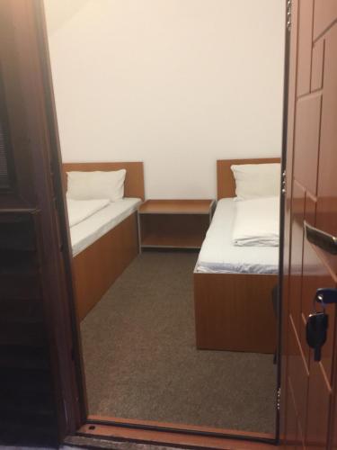 克里什河畔瓦杜Rafting & Via Ferrata Base Camp的小房间设有两张床和镜子
