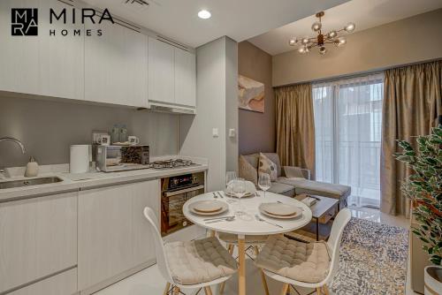 迪拜Mira Holiday Homes - Lovely 1 bedroom in Business Bay的厨房以及带桌椅的用餐室。