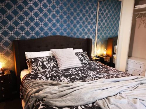 阿德莱德King on Sturt的一间卧室配有一张带蓝色壁纸的大床