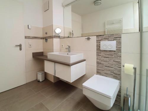 奥斯赛拜-屈隆斯博恩Haus Mecklenburg的浴室配有白色水槽和卫生间。