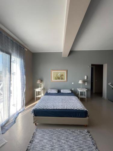 KorakokhórionBetty's Villas的一间卧室设有一张床和一个大窗户