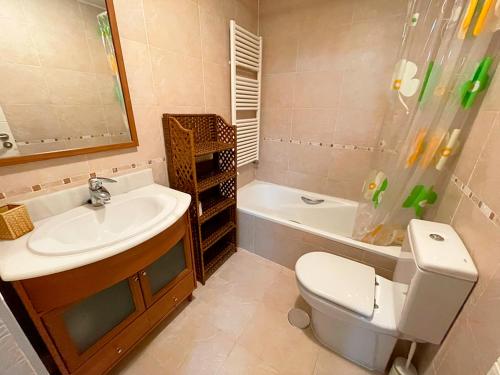 沙比纳尼哥Apartamentos Las Margas Sabiñánigo 3000的一间带水槽、卫生间和淋浴的浴室