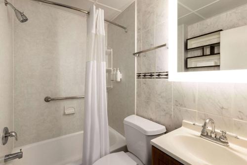 大洋城大洋城海滩豪生大酒店的浴室配有卫生间、盥洗盆和淋浴。