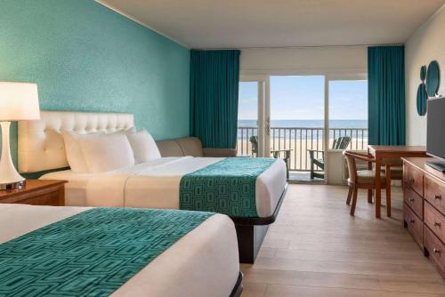 大洋城大洋城海滩豪生大酒店的酒店客房设有两张床和一个阳台。