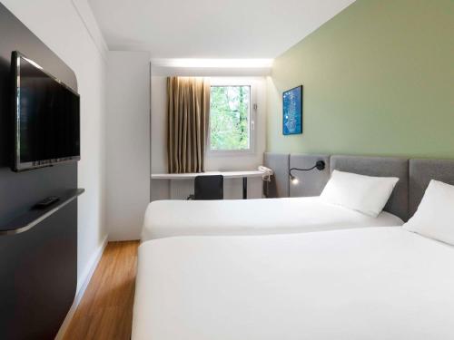 旺德夫尔莱南锡南锡-布哈布瓦宜必思酒店的酒店客房设有两张床和一台平面电视。