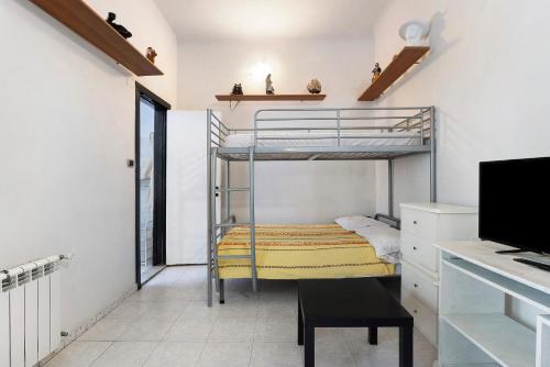 斯培西亚Cà di Mimmo的配有书桌和电视的客房内的双层床