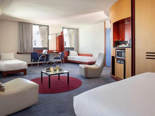 马赛马赛欧洲地中海中心诺富特套房酒店的酒店客房设有床和客厅。