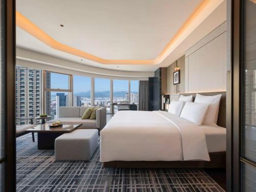 泉州泉州水头铂尔曼酒店的酒店客房,配有床和沙发