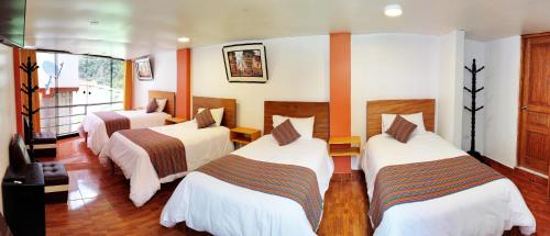 马丘比丘Amakonkay Machupicchu的一间酒店客房,房间内设有三张床