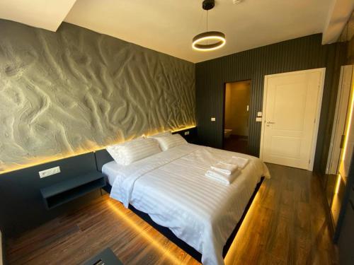 地拉那Tirana Central Rooms的卧室配有白色的床