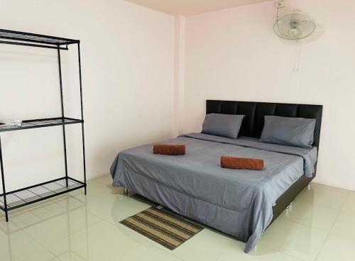 阁遥岛Connexion的一间卧室配有一张带两个枕头的床