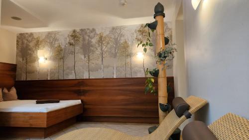 赞可里奥哈德温特斯堡酒店的卧室配有一张床,墙上挂有绘画作品