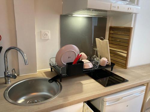 里尔Exceptionnel au coeur de Lille的厨房台面设有水槽和水槽