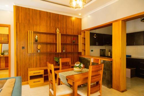 Mgahinga residence的厨房以及带桌椅的用餐室。