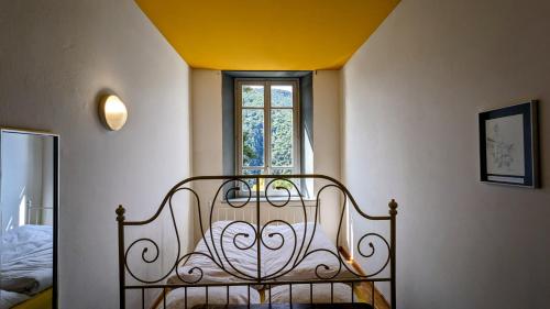 AuressioWild Valley Hostel - Villa Edera的窗户客房内的一张床位